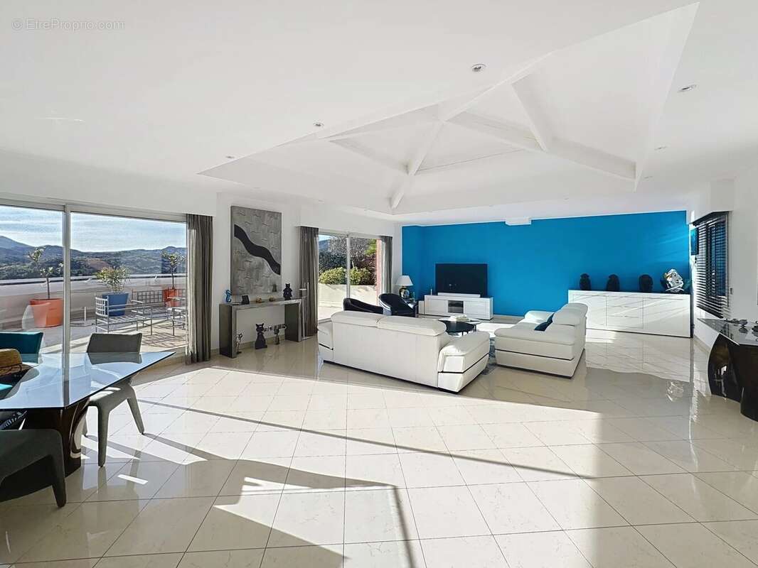 Appartement à MANDELIEU-LA-NAPOULE