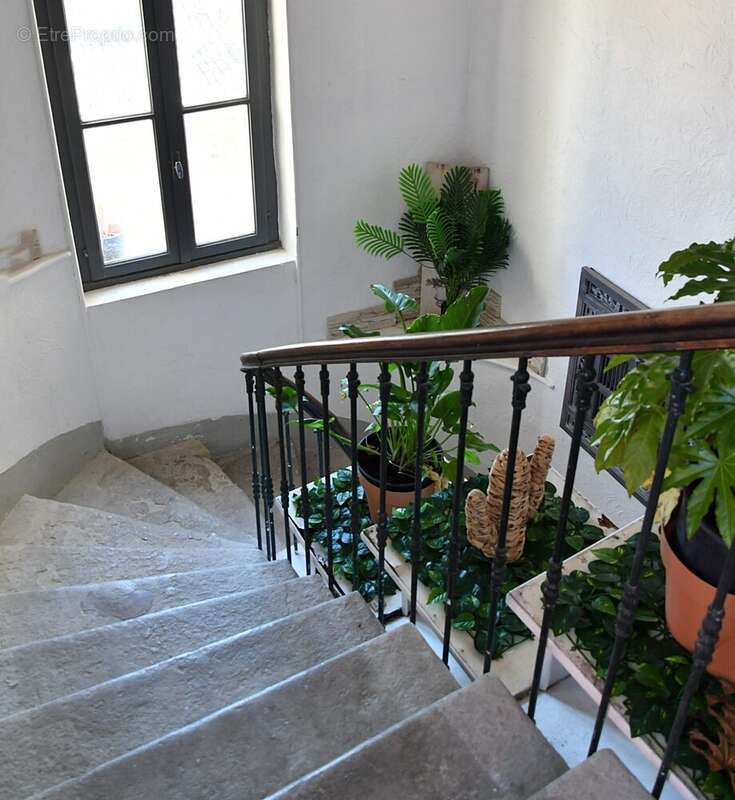 Appartement à BAGNOLS-SUR-CEZE