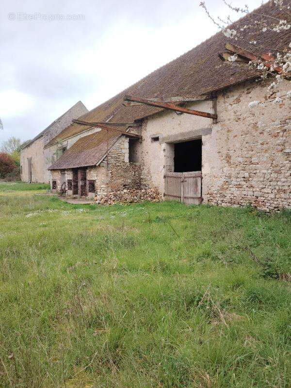 Très belle bâtisse  avec cour fermée et  nombreuses dépendances - photo 8