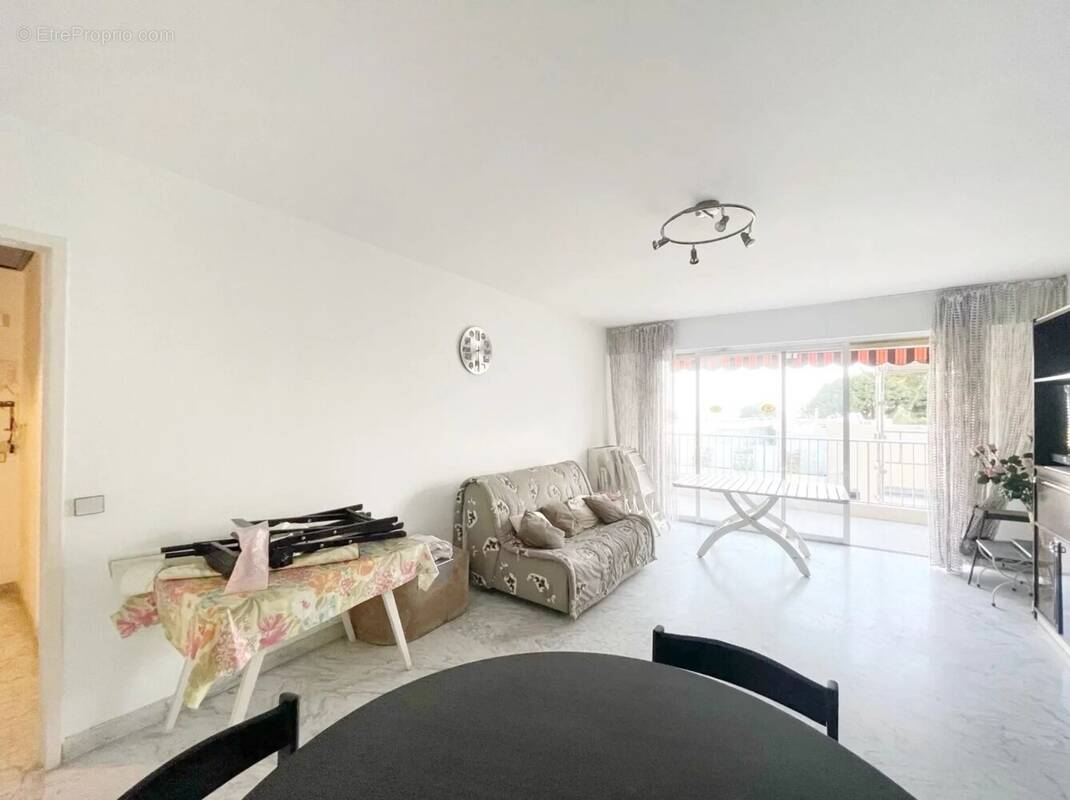 Appartement à SAINT-LAURENT-DU-VAR