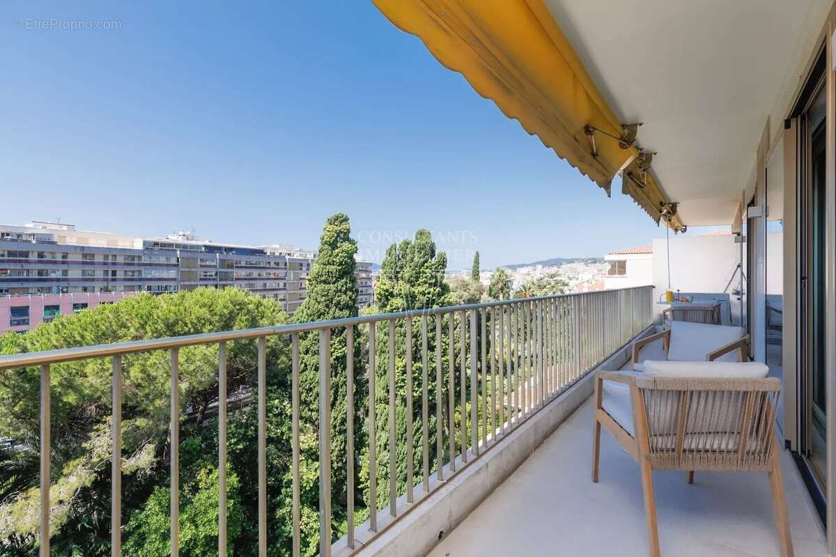 Cannes Hypercentre – Élégant 3 pièces rénové, étage élevé, plein sud et vue dégagée - photo 12