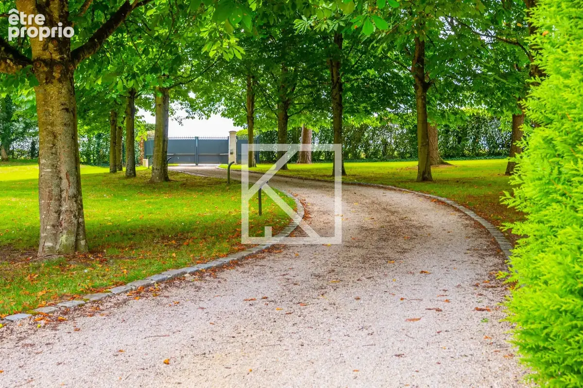 Maison 580 m² à Neuvy-Le-Roi  - photo 5