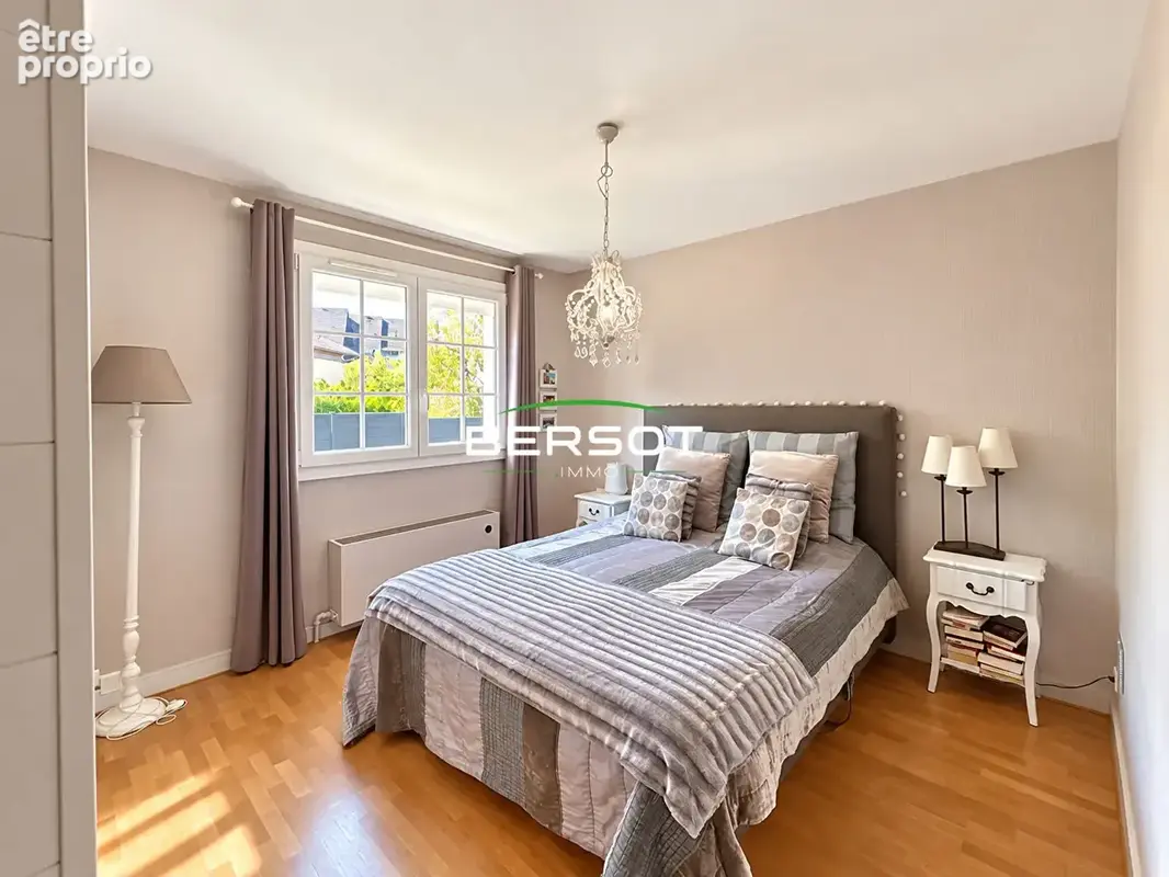 Maison familiale de 235 m² avec piscine chauffée sur les hauteurs de Bregille à Besançon - photo 8