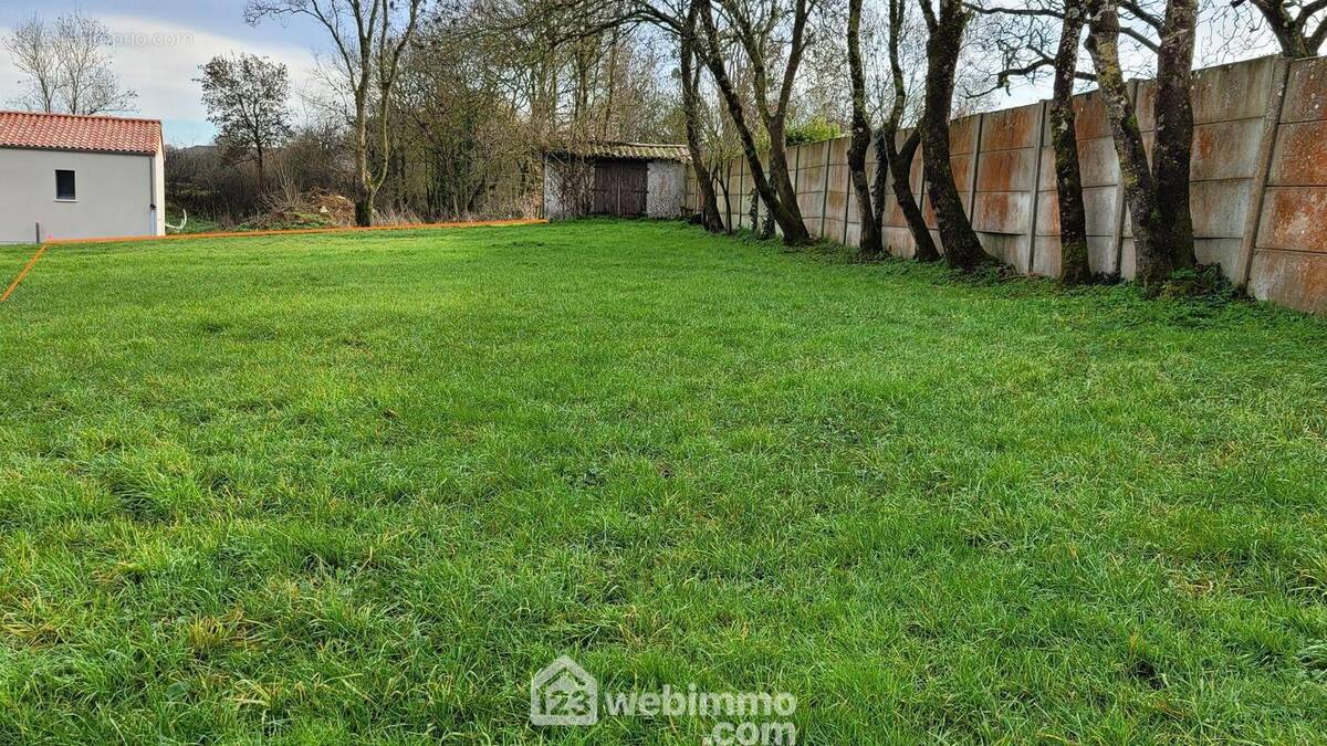 Situé à La Jonchère, beau terrain de 676m² - Terrain à LA JONCHERE