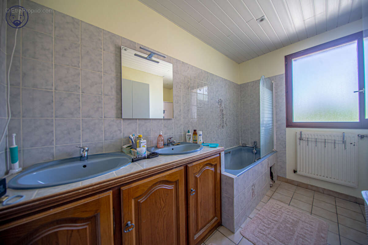 Maison à VELAINES