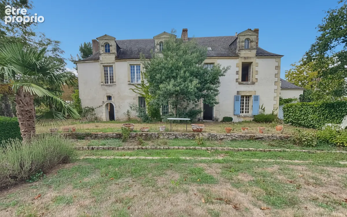Maison de maître et dépendances au coeur d'un domaine de près de 4 hectares - photo 1