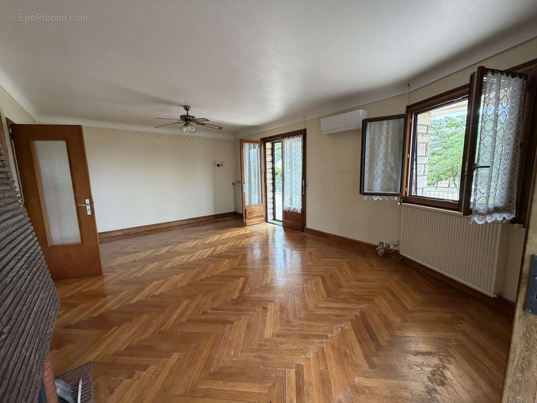 Coup de cœur assuré : Maison de qualité avec fort potentiel sur magnifique terrain de 5800 m2. - photo 5