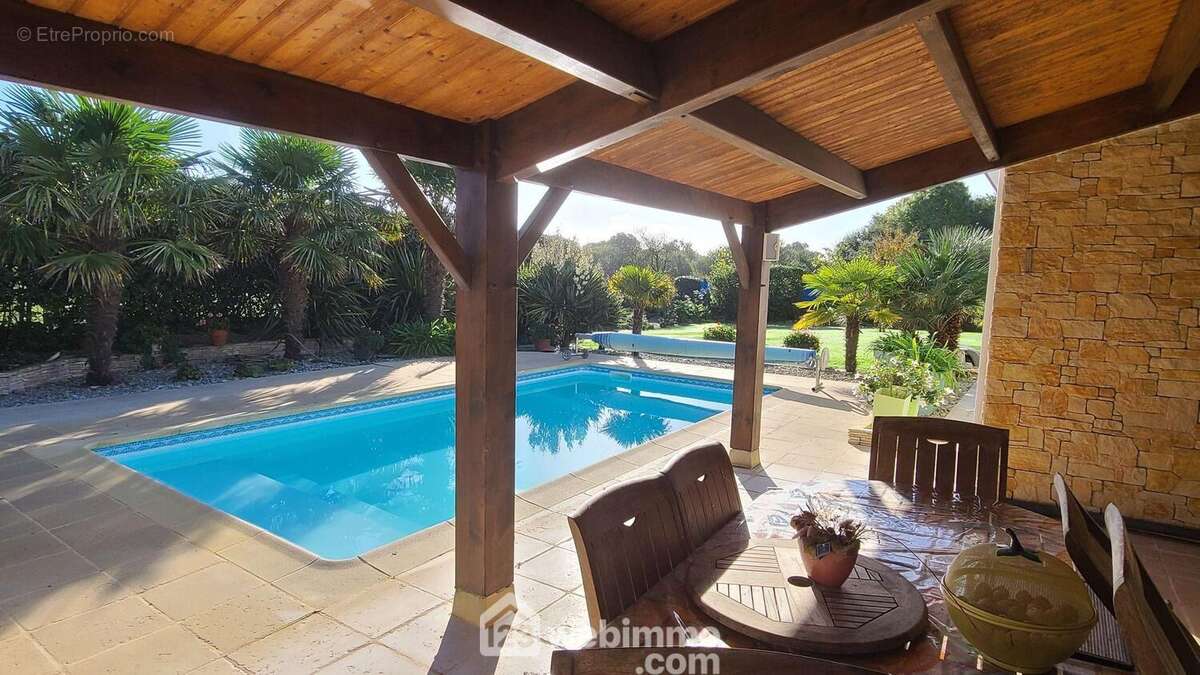 Piscine chauffée au bord du préau - Maison à TALMONT-SAINT-HILAIRE