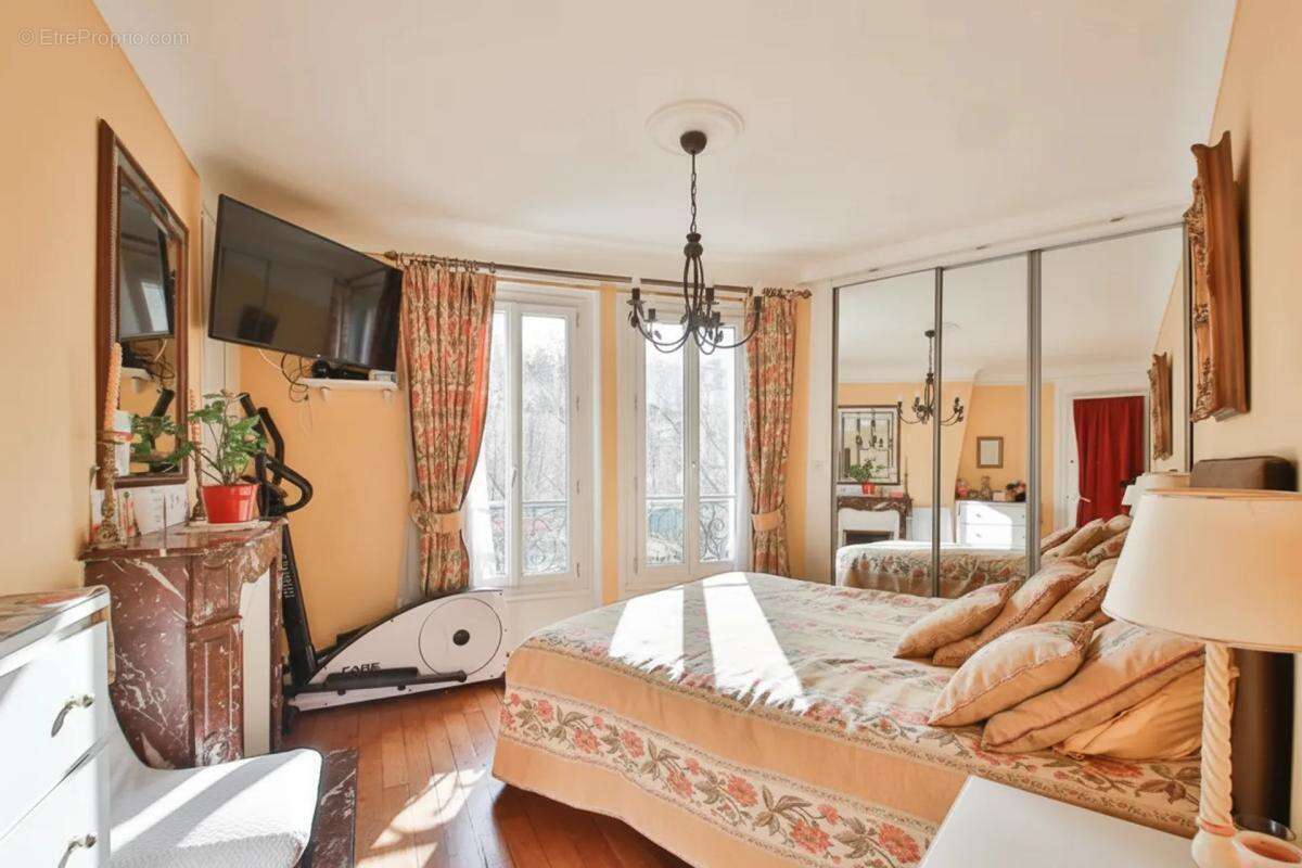 Appartement à PARIS-16E