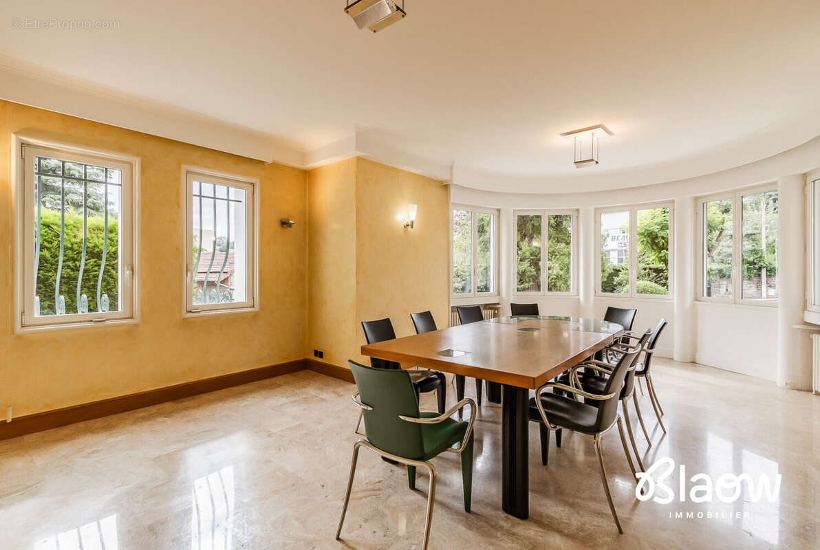 Maison 450 m² à Saint-Etienne  - photo 3