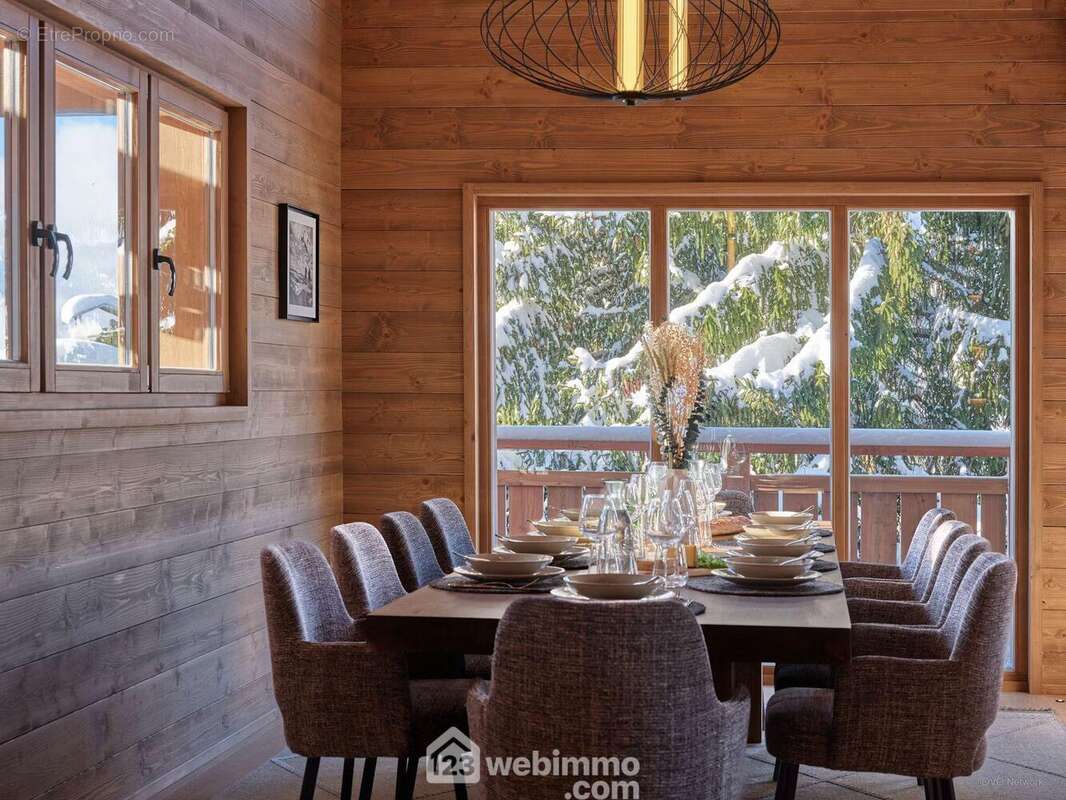 La salle à manger, baignée de lumière, invite à partager des moments conviviaux face à la nature. - Maison à CREST-VOLAND