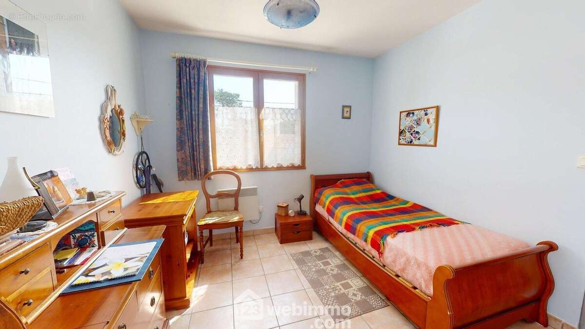 Chambre 1 avec placard intégré - Maison à JARD-SUR-MER