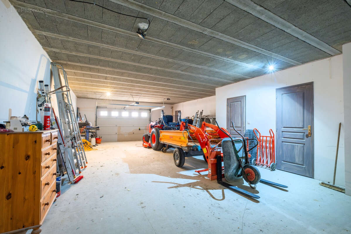 Maison de prestige d'environ 423m2 avec vue panoramique, piscine, gîte indépendant de 80m2 et prestations haut de gamme dans le  - photo 18