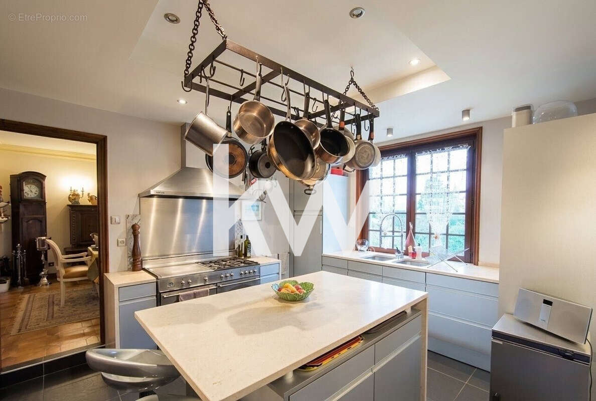 Maison 257 m² à Montrond-Les-Bains  - photo 4