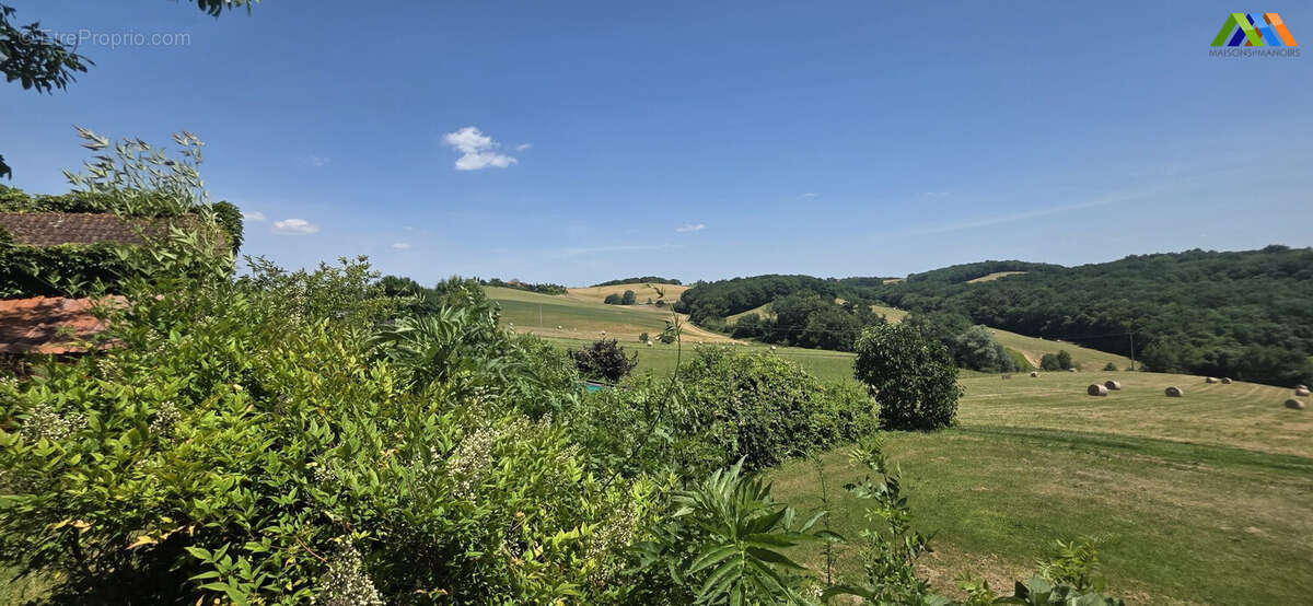 Jardin de maison de campagne avec vues sur les vallons