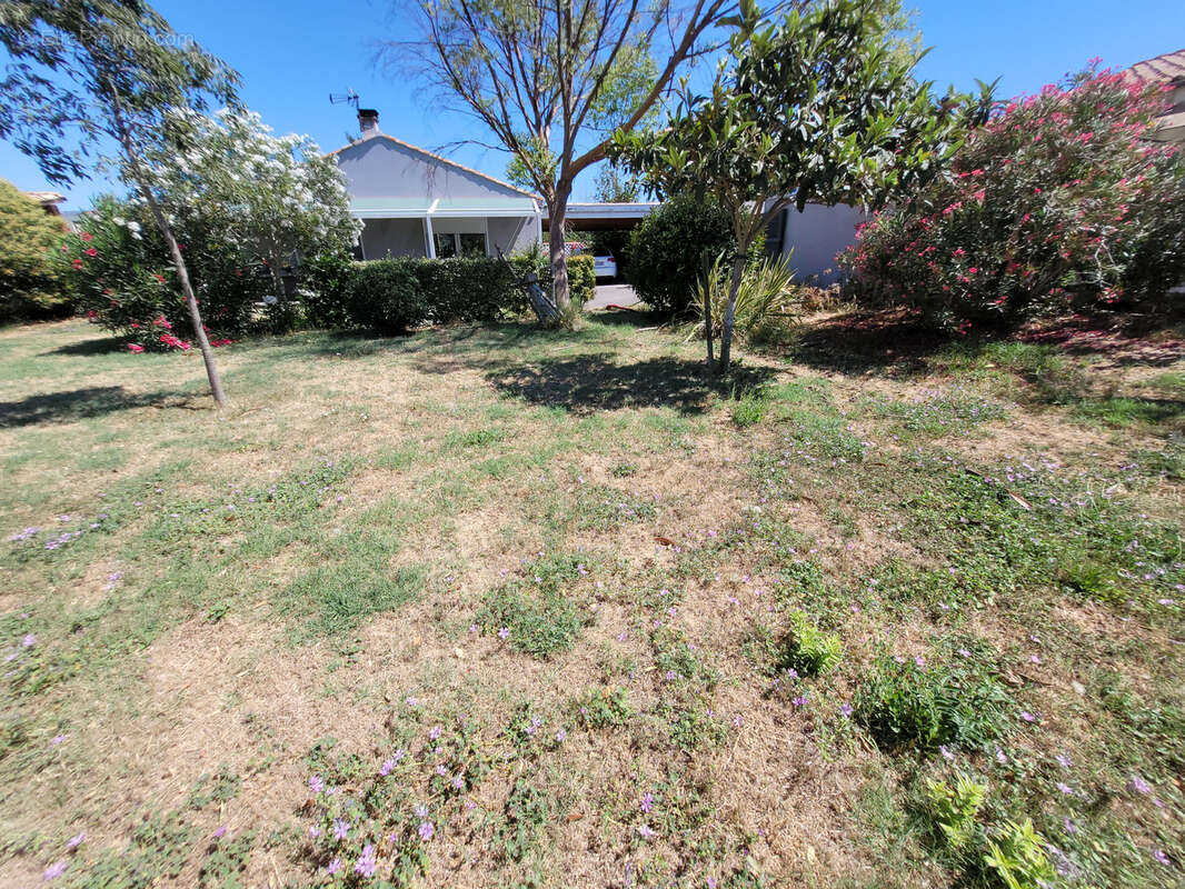 Coursan Terrain constructible de 700 m2 environ, vendu viabilisé, idéalement situé dans un quartier calme et r - photo 4