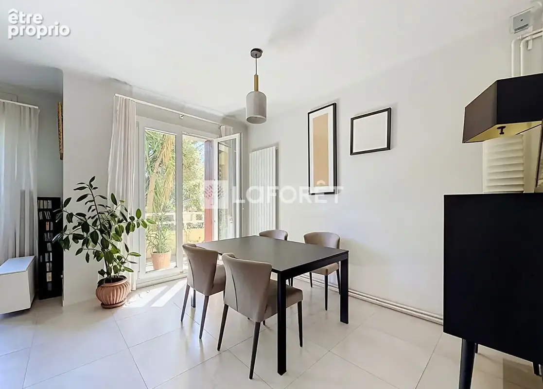 T3 de 75 m² - balcon - cave - box - sécurisé - Calme - Périer Marseille 8e - photo 4
