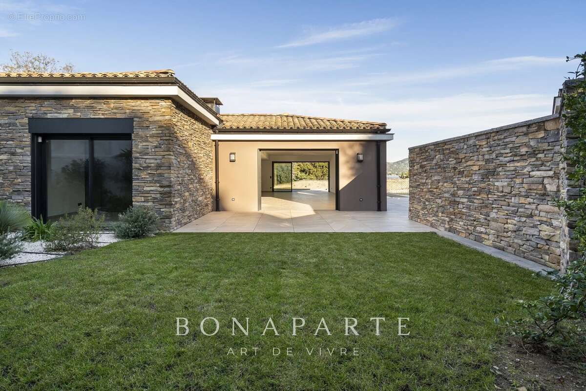 SAINT-TROPEZ - GASSIN [VILLE] – Exclusivité : Superbe villa-appartement en duplex avec vue mer exceptionnelle - photo 9