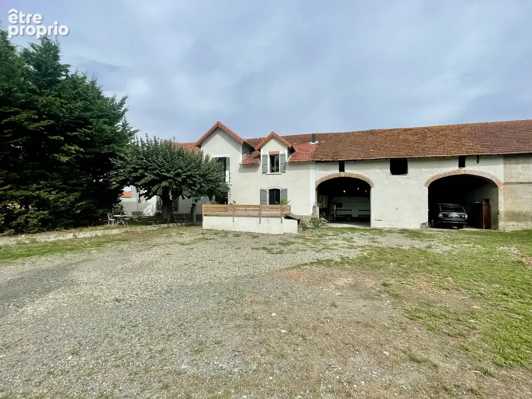 Maison ancienne rénovée avec 4 chambres, dépendances et terrain - photo 31