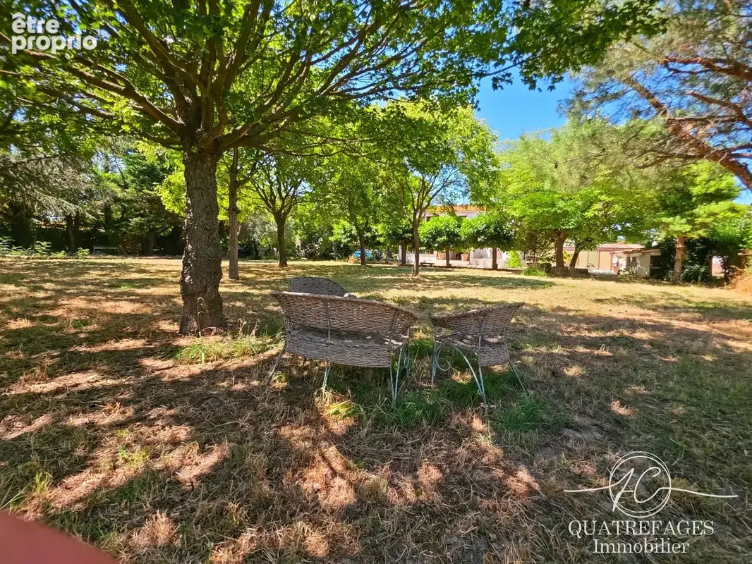 Villa dans un parc arboré exceptionnel avec piscine couverte. - photo 3