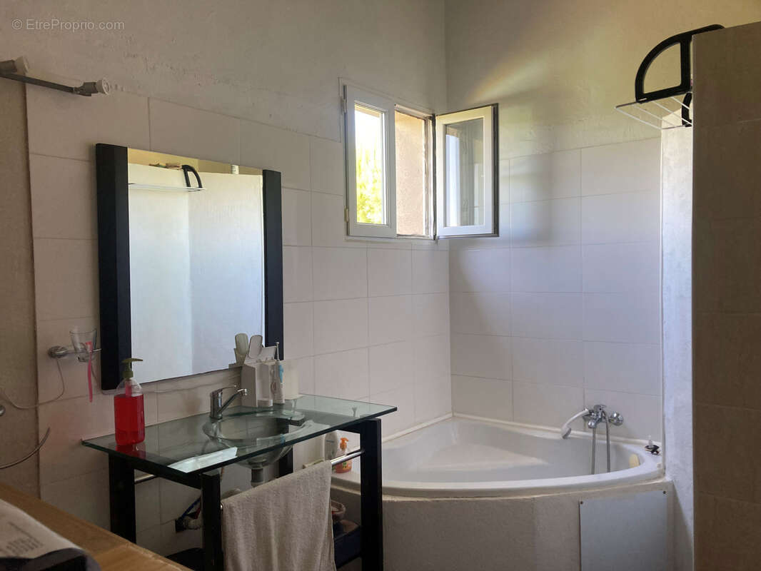 Entre Limoux et Carcassonne, 2 villas jumelées sur terrain avec piscine, double garage, terrasses, atelier. - photo 9
