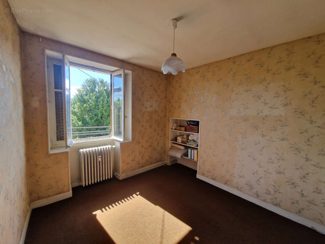 AUTUN - idéal investisseur - immeuble composé de 3 appartements, avec dépendances et cour - photo 21