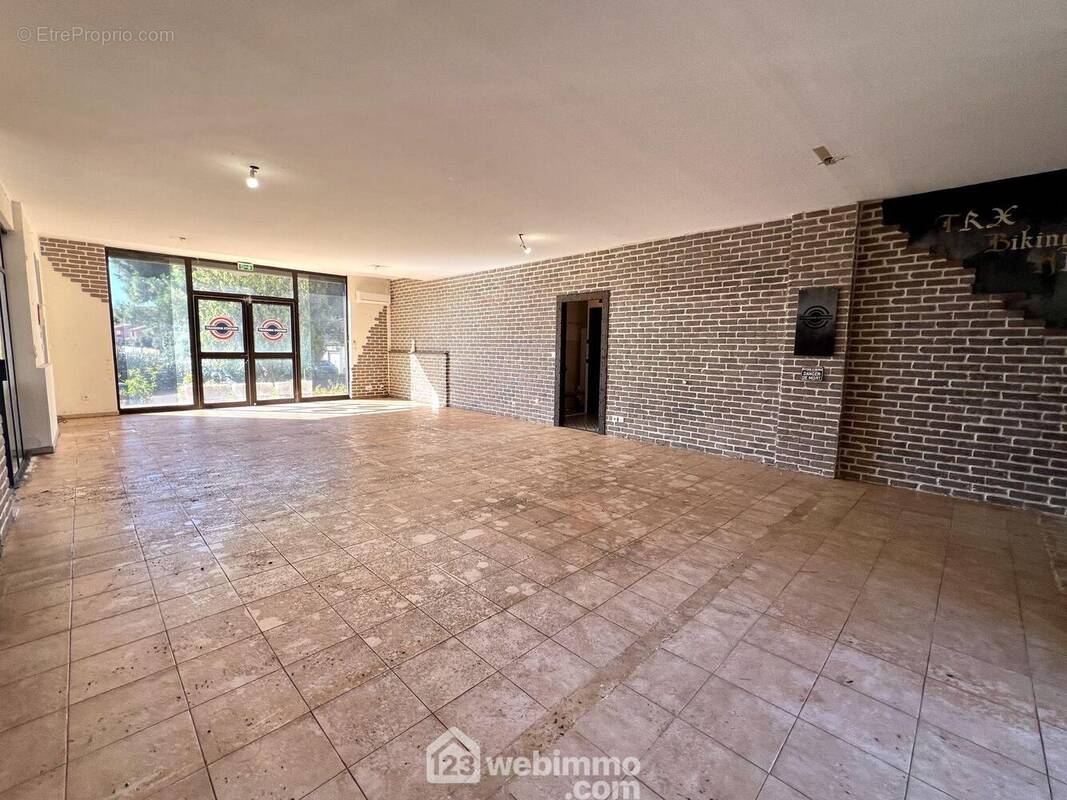 La pièce principale de 72m2 - Commerce à BIGUGLIA