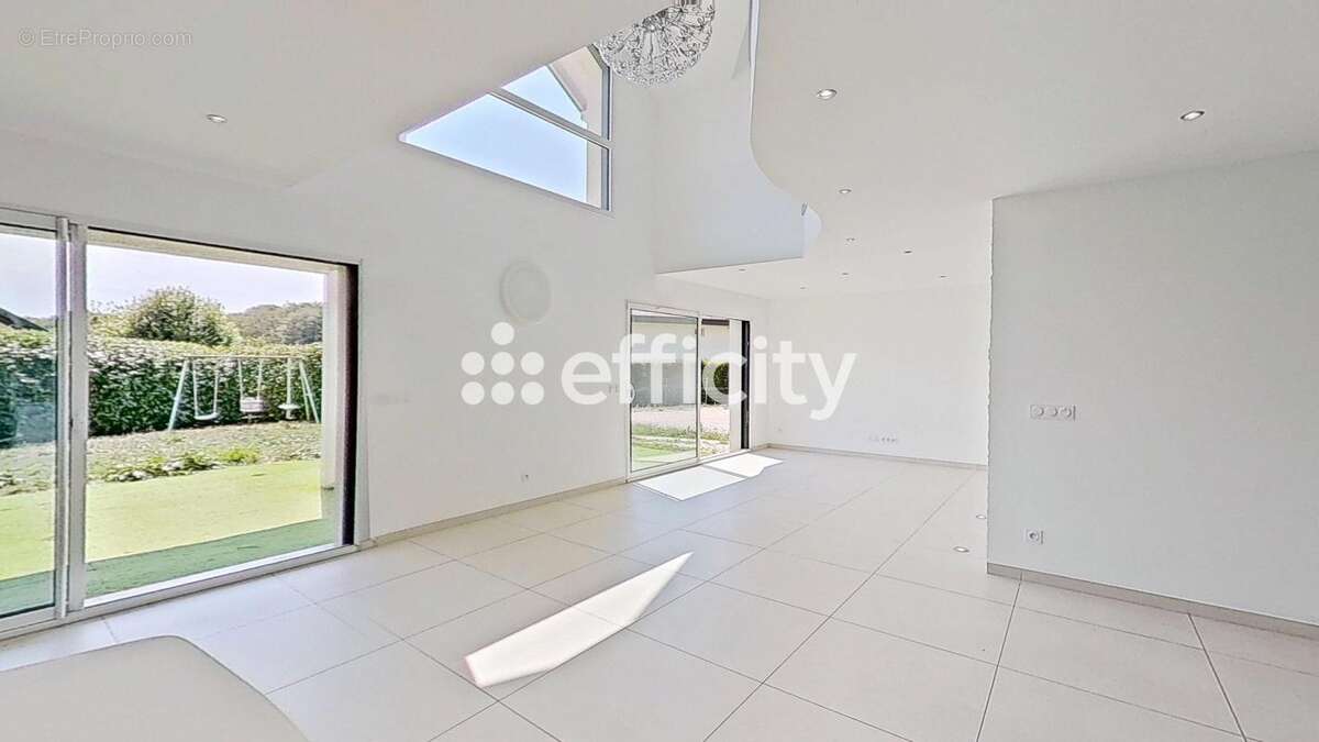 Maison 200 m² à Viry  - photo 4