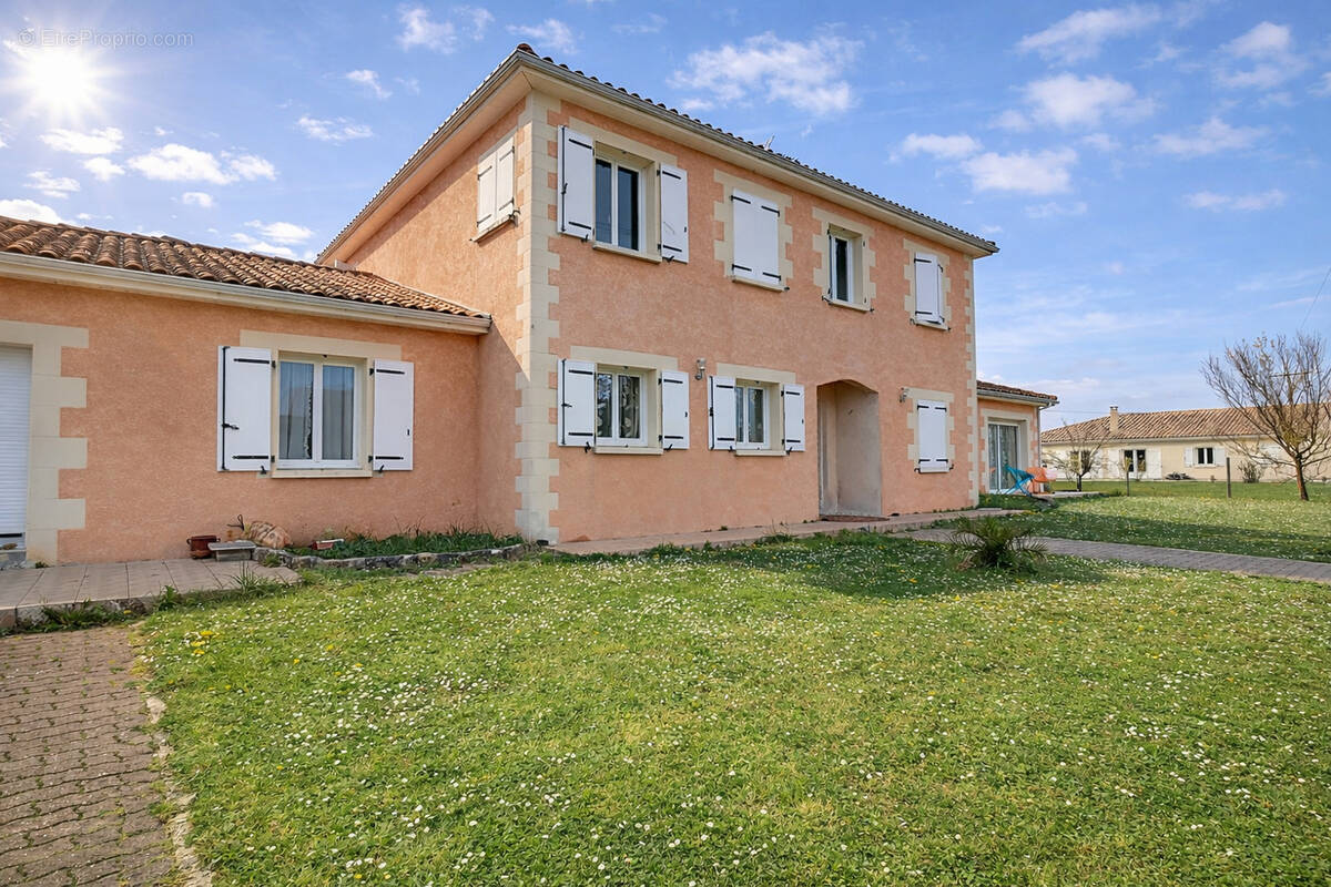 Maison à GENSAC-LA-PALLUE
