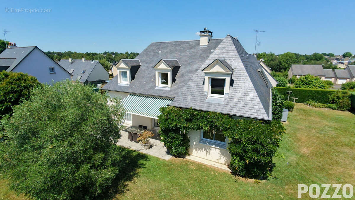 A Vendre - Élégante maison bourgeoise de 180 m² en plein coeur de Saint-Hilaire-du-Harcouët - photo 2