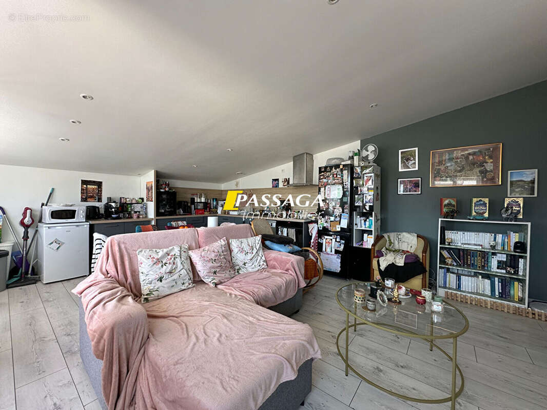 A VENDRE - Local commercial 270 m² et appartement de type 3 - SEVERAC D'AVEYRON - photo 4