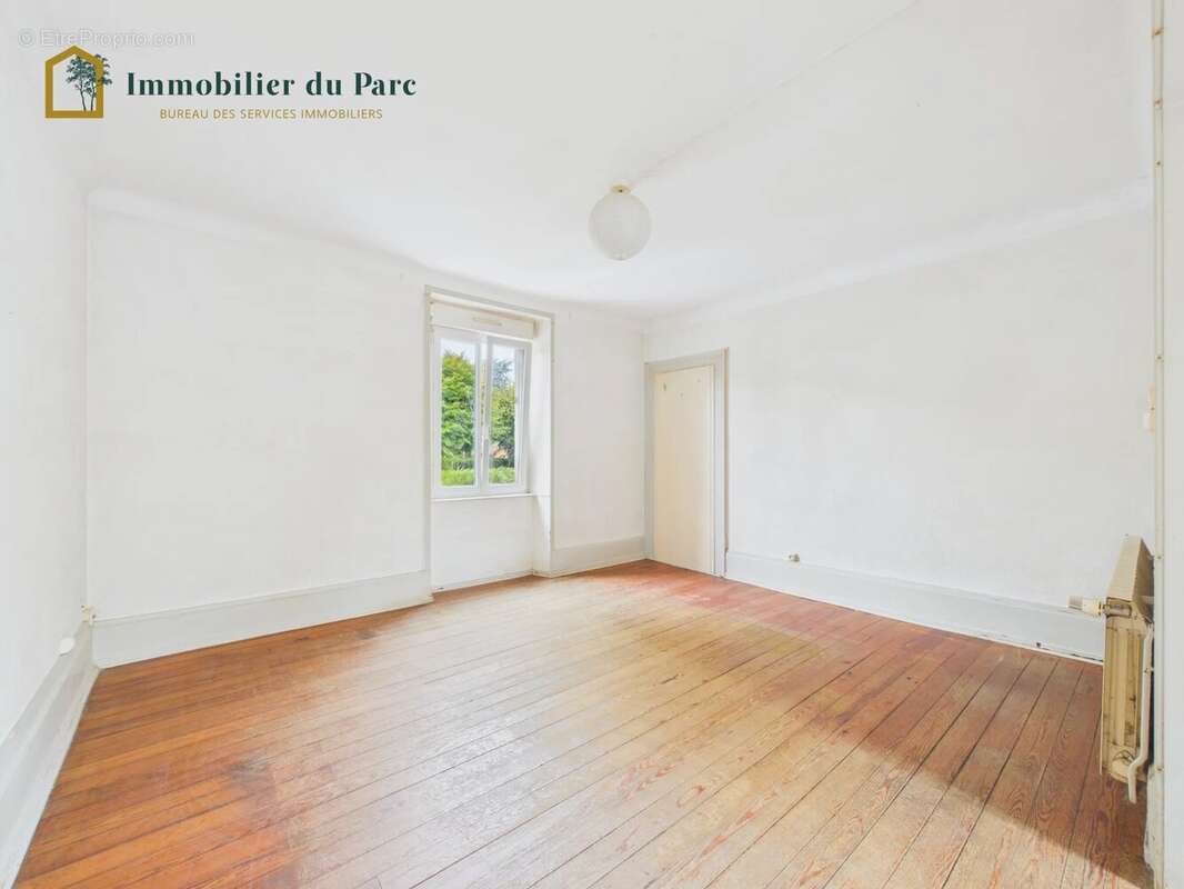 Immeuble de rapport à rénover à Belfort – 198 m², 3 logements + 5 garages – Fort potentiel locatif - photo 4