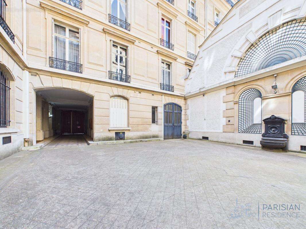 Appartement à PARIS-8E