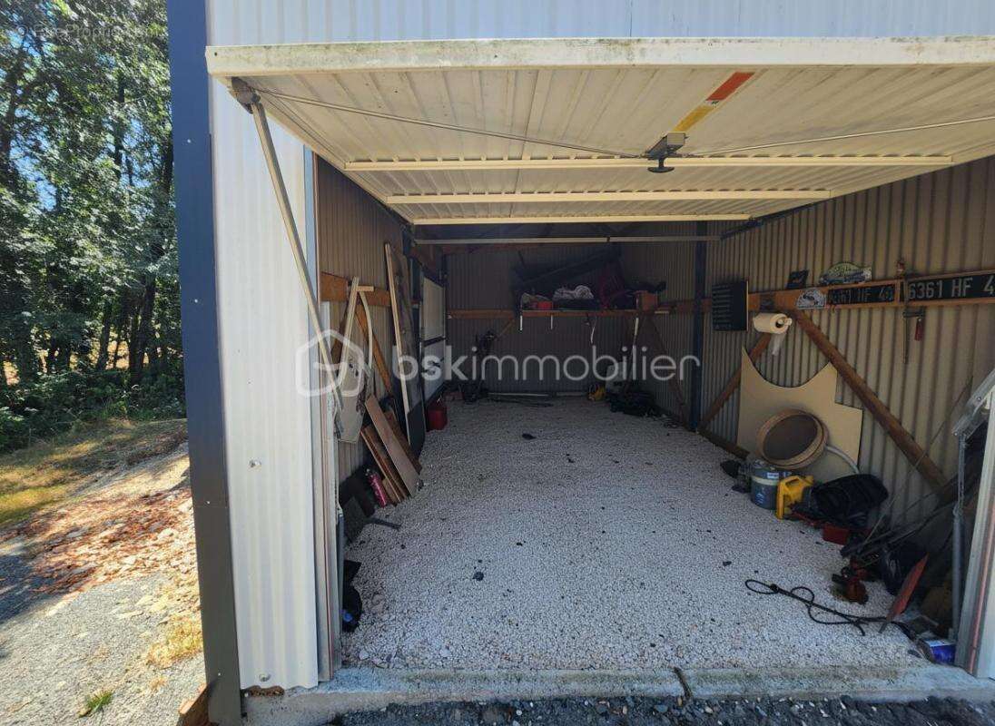 Terrain de 1 479 m² avec garage récent en partie constructible – Ménigoute - photo 2