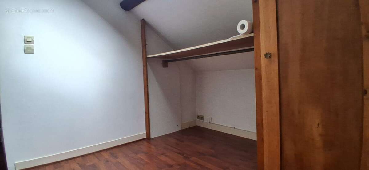 Chambre cosy à l'étage avec espace dressing et nombreux rangements. - Maison à EVREUX