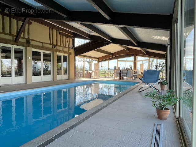 maison de maitre avec piscine intérieur et dependances aménagéables - photo 3