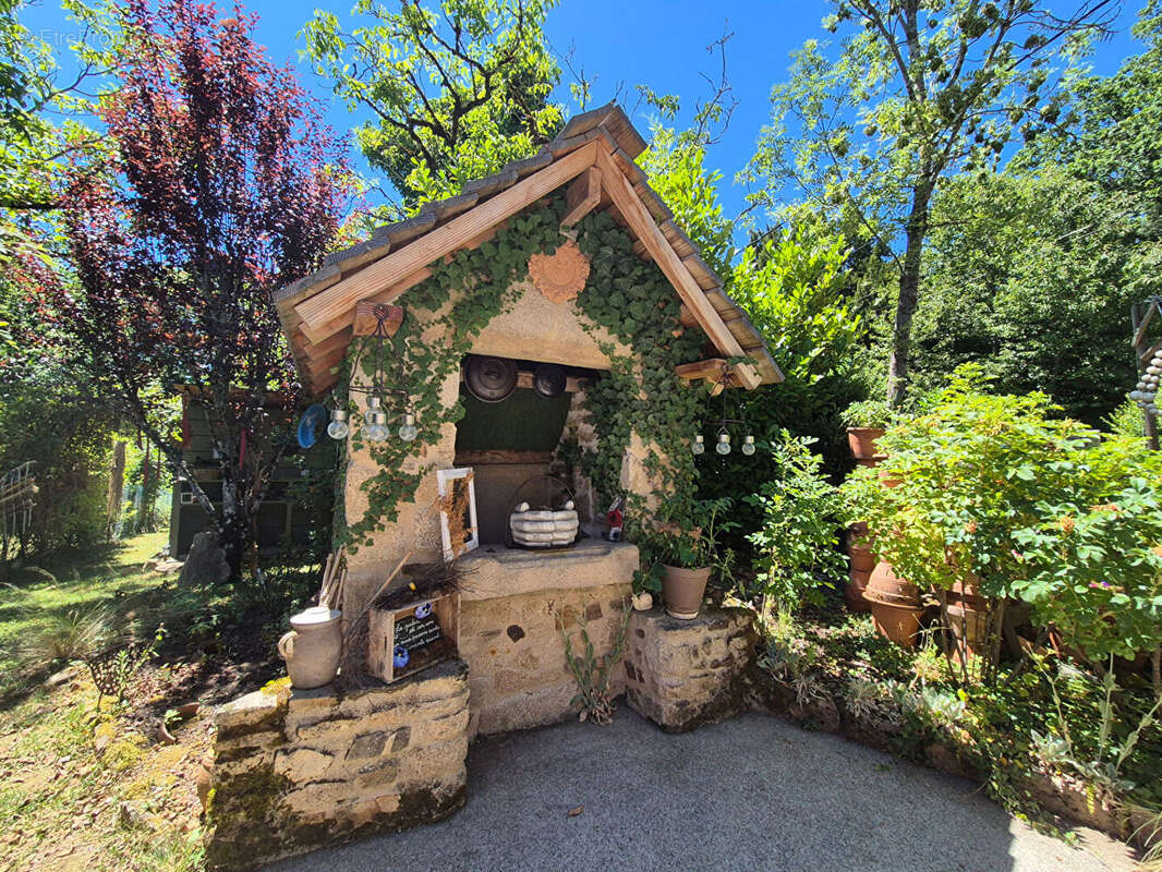 CORRÈZE. CHAMBOULIVE. Maison en pierre avec 6 chambres, piscine, 2 garages, abri voiture, entourée de jardins de 5 498 m² - photo 15