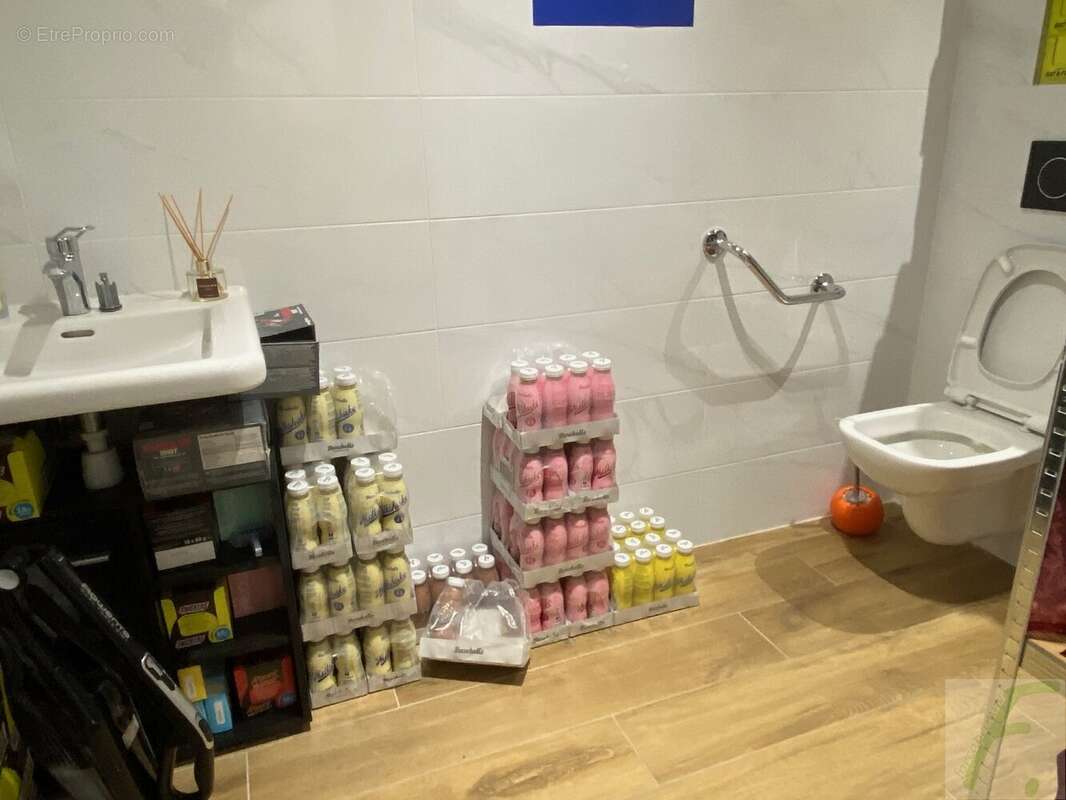 Aix les bains - a vendre murs commerciaux occupés 70,10 m² - photo 3