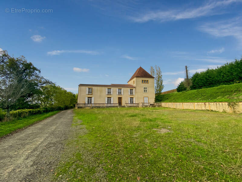 Dpt Gers (32), à vendre Proche de RISCLE château T6 de 327 m² habitables + 580 m² de dépendances attenantes sur 8157 m² de terra - photo 14