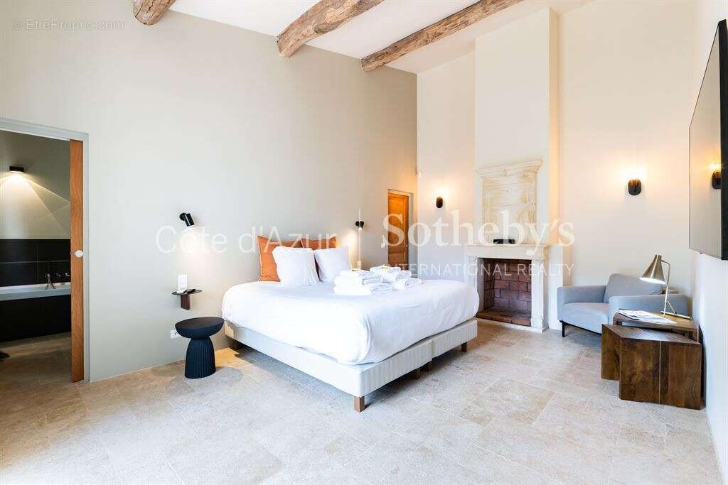 Mas provençal rénové à Ramatuelle avec 1,8 hectares de forêt - photo 11
