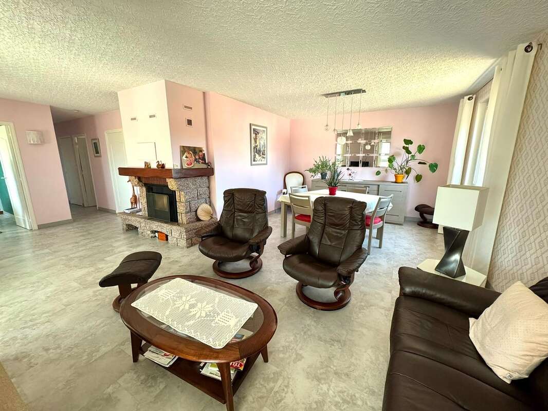 VEAUCHE – Belle maison familiale de 130 m² sur 1 050 m² de terrain - photo 3