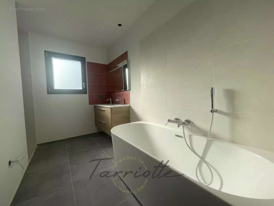 Maison à MONTELIMAR