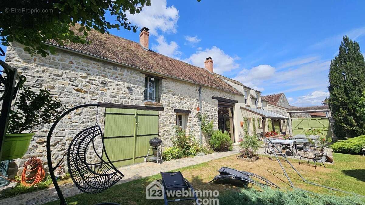 Venez découvrir cette belle maison entretenue de 180 m² avec sa dépendance. - Maison à MOIGNY-SUR-ECOLE