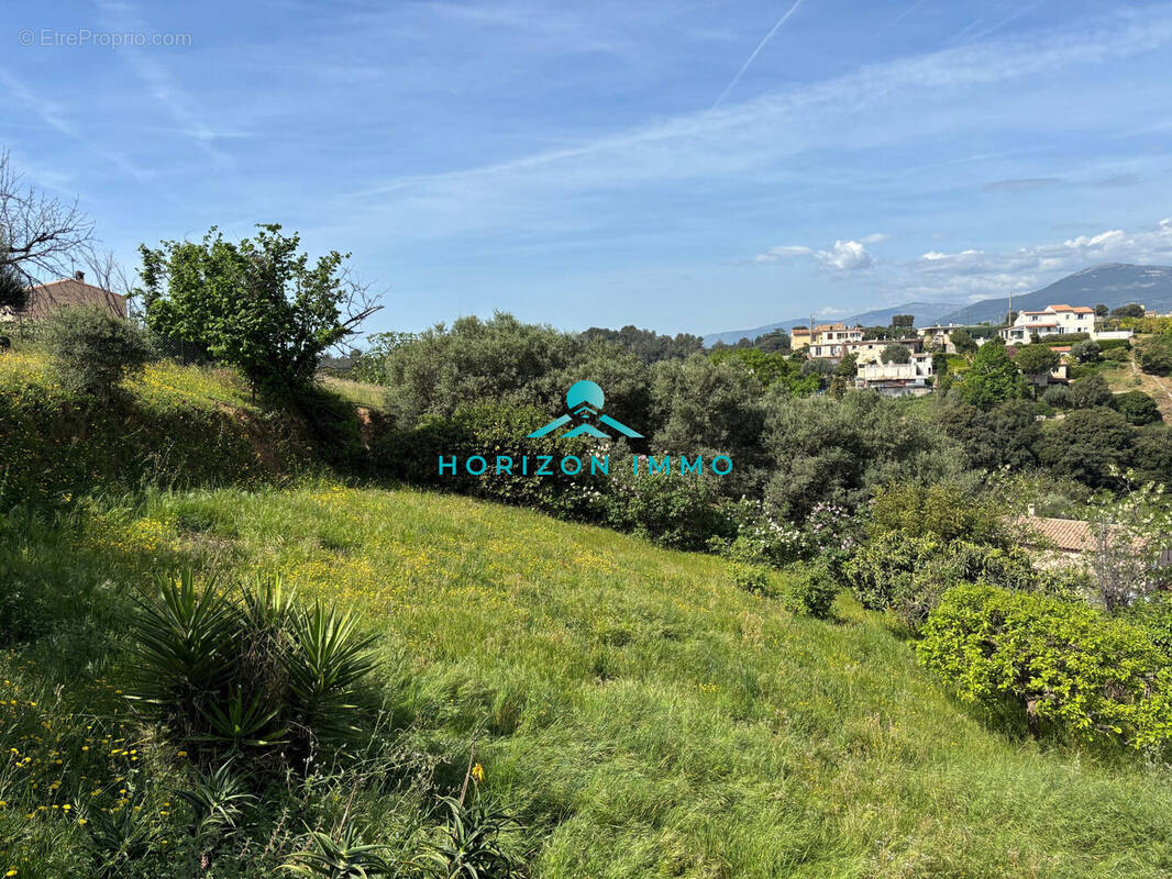 Terrain à SAINT-LAURENT-DU-VAR