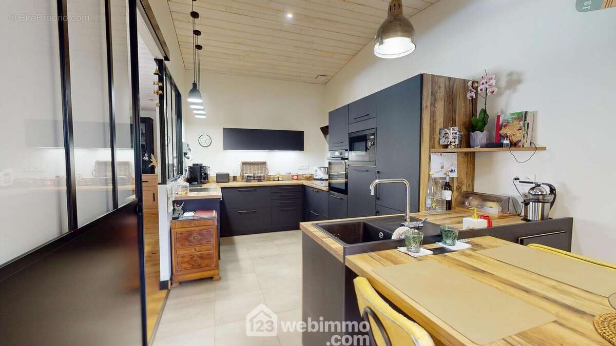 Espace repas dans la cuisine. - Maison à JARD-SUR-MER