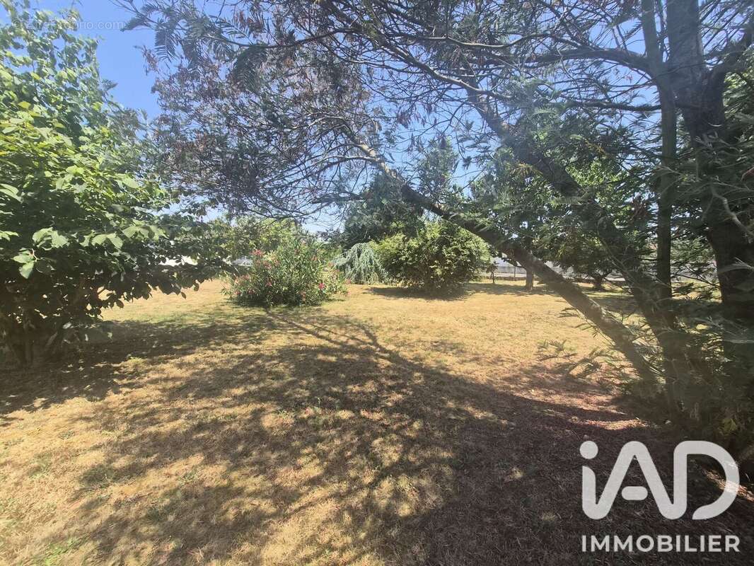 Terrain 791 m² à Juillan  - photo 2