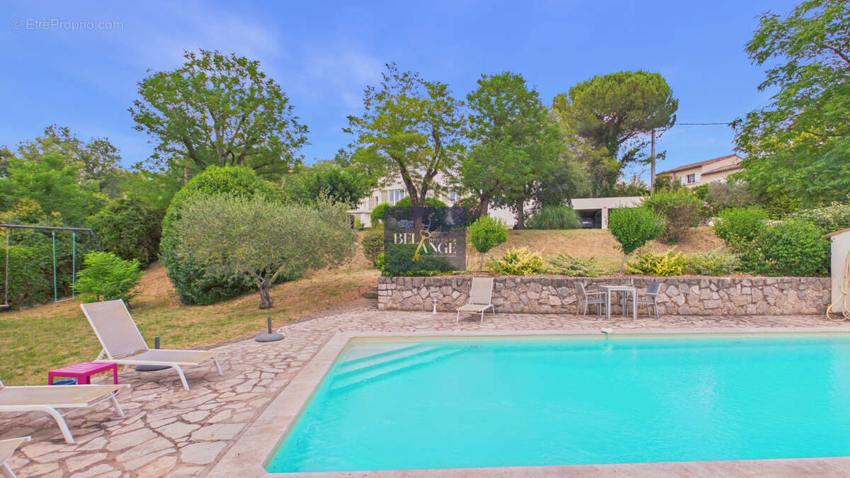Élégante propriété familiale de 198 m2 sur un parc arboré de 3 812 m2 avec piscine - photo 13