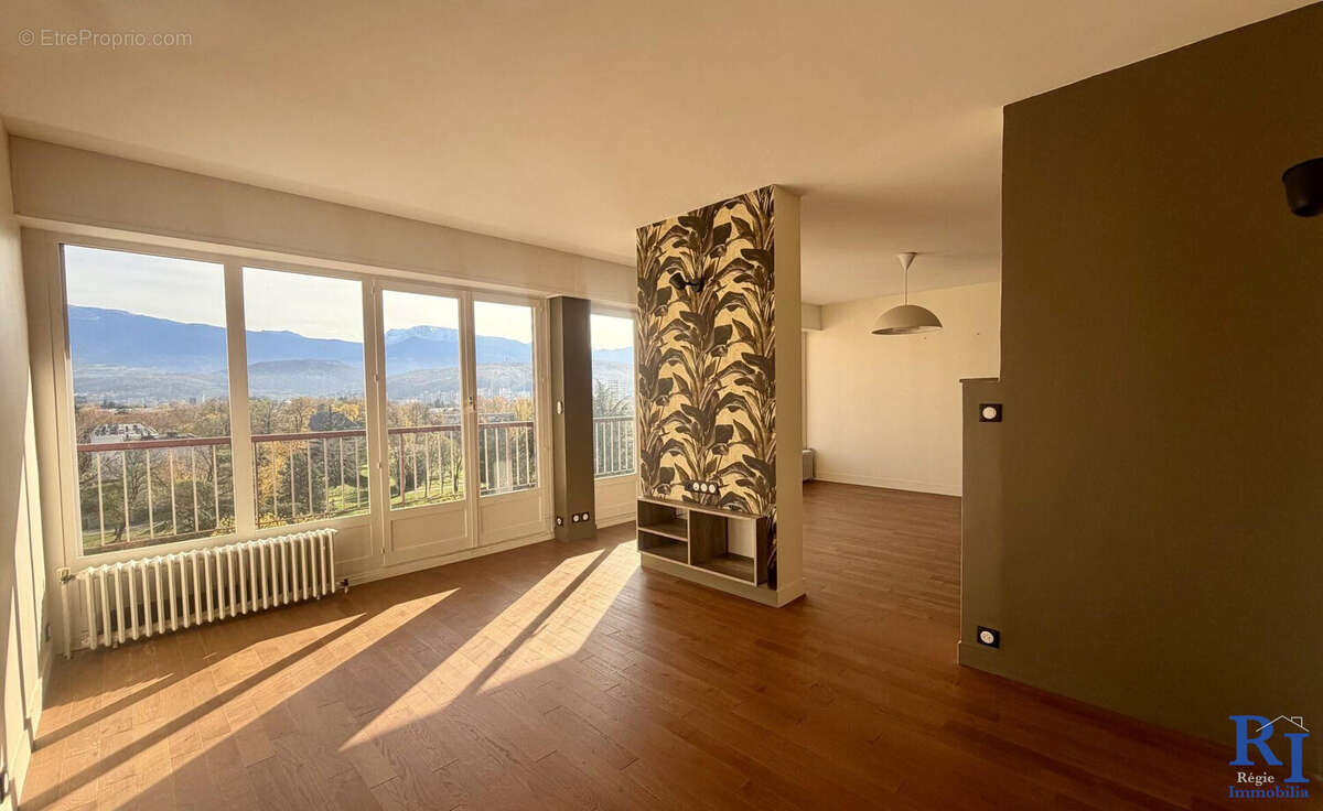 Séjour Double avec accès au balcon - Appartement à ECHIROLLES