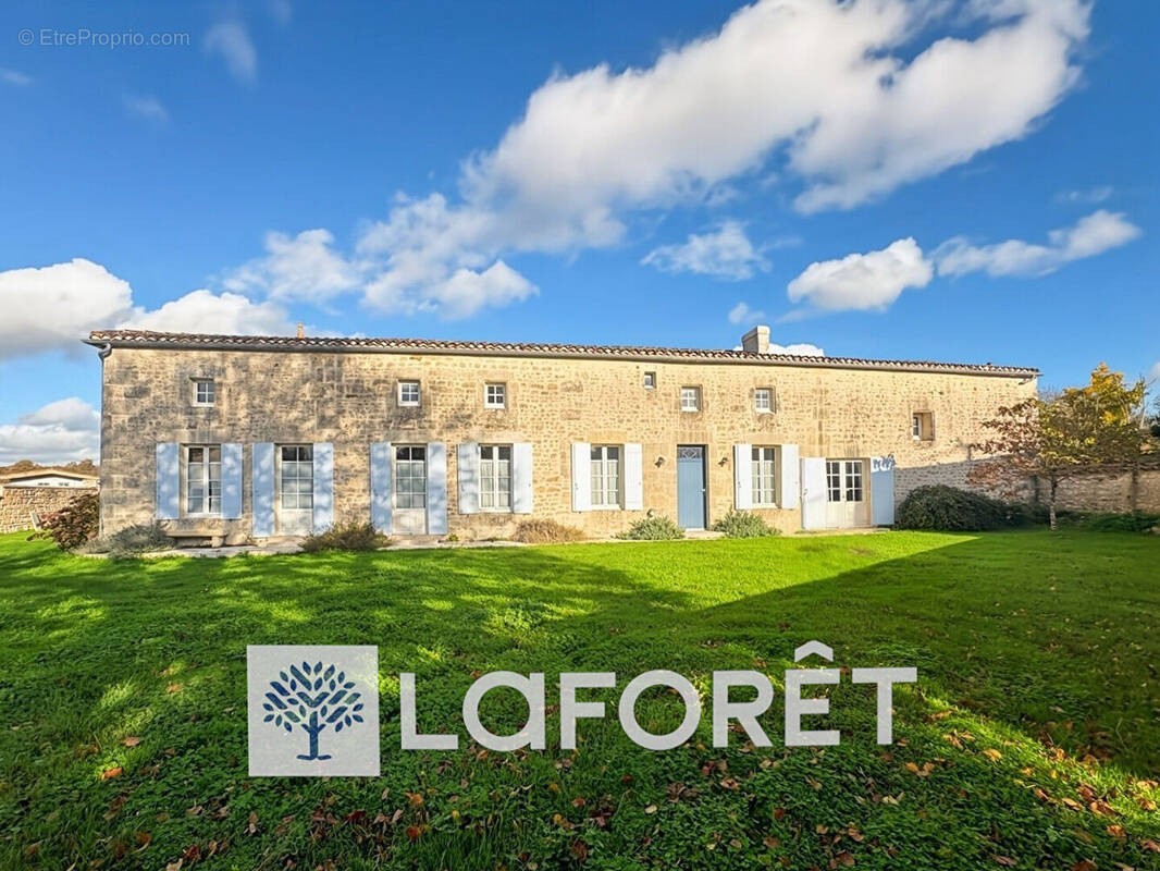 Maison à SAINT-GENIS-DE-SAINTONGE