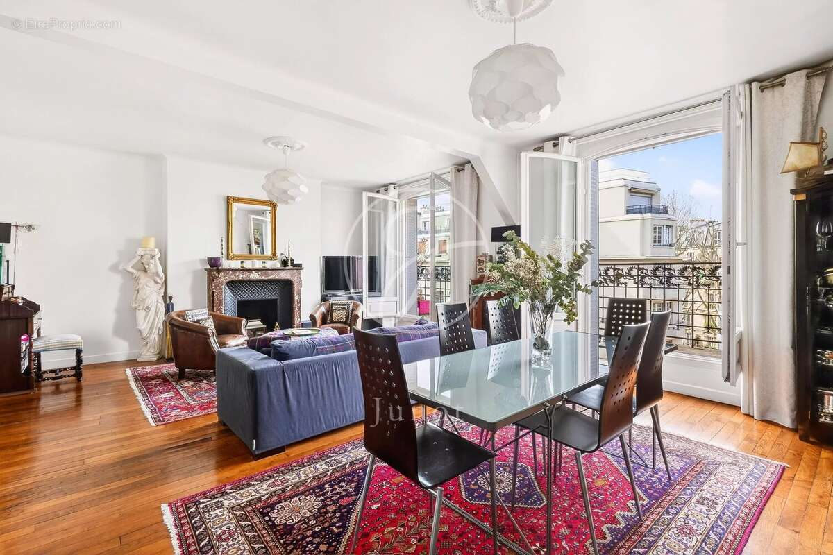 Appartement à PARIS-16E